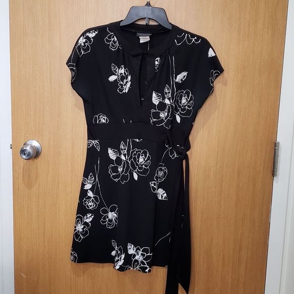 A-List By Wrapper, blk & wht floral fit & flare waist tie tunic blouse top, SZ L - Picture 2 of 16